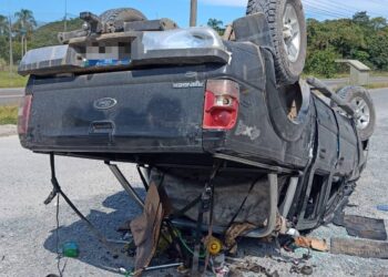 Mulher fica ferida após carro capotar em Guaramirim