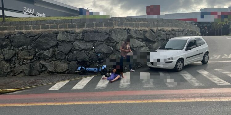 Mulher de scooter elétrica fica ferida após ser atingida por carro em Jaraguá do Sul