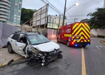 Carro bate contra tapumes de obra em Jaraguá do Sul