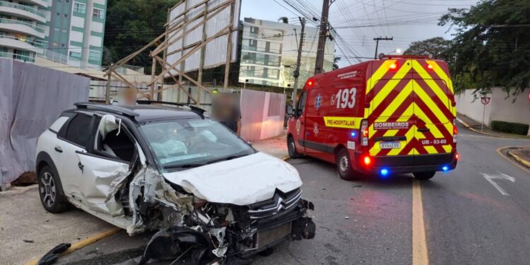 Carro bate contra tapumes de obra em Jaraguá do Sul