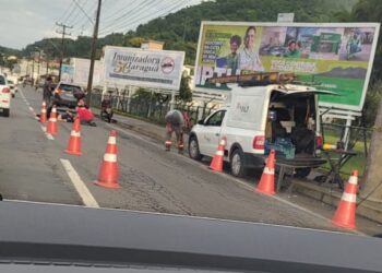 Motociclista tem suspeita de fratura num braço após acidente em Jaraguá