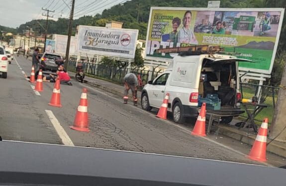 Motociclista tem suspeita de fratura num braço após acidente em Jaraguá