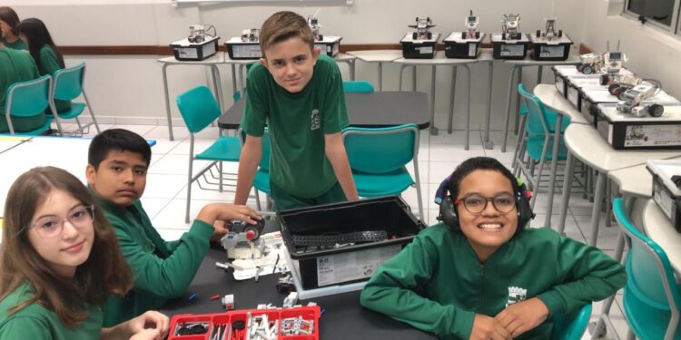 Alunos da rede municipal iniciaram aulas do Curso de Robótica e Programação em Jaraguá do Sul