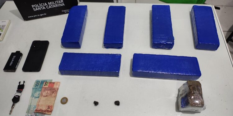 Homem é preso com 4,5 kg de maconha em Schroeder