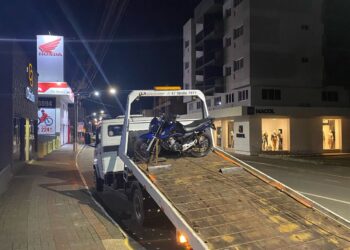 Motociclista faz manobras, tenta fugir, mas é pego pela PM em Guaramirim