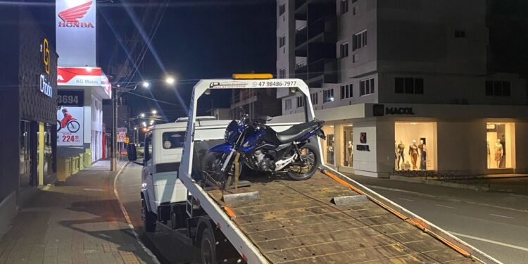 Motociclista faz manobras, tenta fugir, mas é pego pela PM em Guaramirim