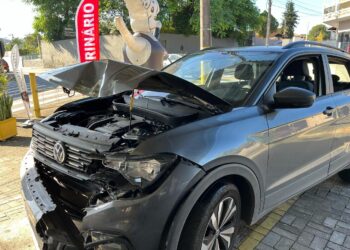 [Vídeo] Motorista bate carro contra poste em Jaraguá do Sul