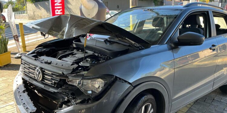 [Vídeo] Motorista bate carro contra poste em Jaraguá do Sul