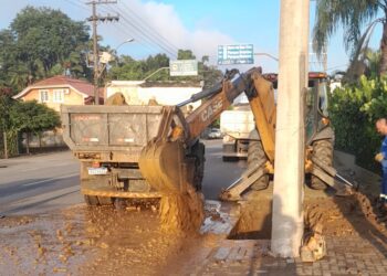 Troca de poste provoca ‘caos’ no trânsito e falta de água em Jaraguá do Sul