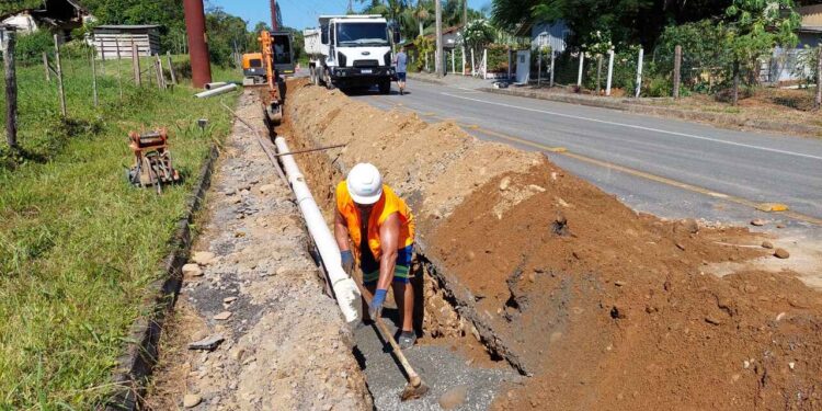 Reforço da rede de água vai melhorar abastecimento em três bairros em Jaraguá do Sul