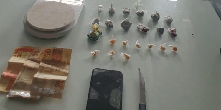 Jovem de 18 anos é preso por tráfico de drogas, na Corticeira, em Guaramirim