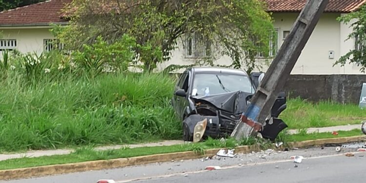 Mulher é esfaqueada dentro de carro, motorista perde controle e bate contra poste em Guaramirim