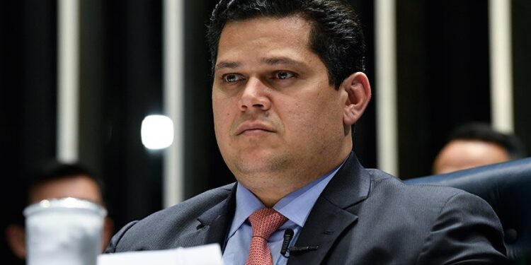 Alcolumbre libera escala de trabalho 4×3 para servidores do Senado