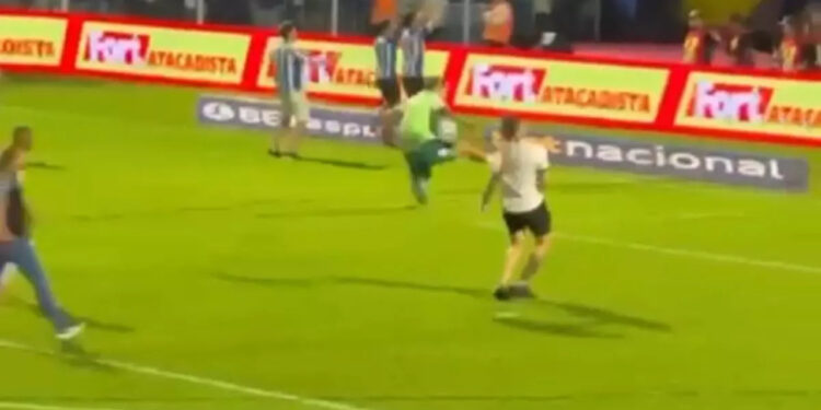 [Vídeo] Jogador da Chapecoense agride torcedores do Avaí após final do Catarinense