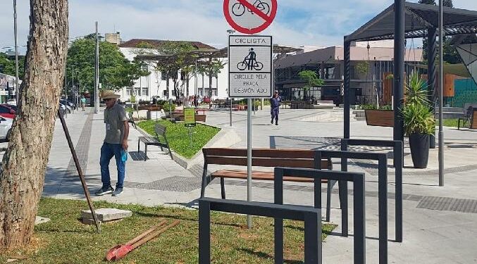 Prefeitura diz que é proibido andar embarcado em bicicleta no calçadão e praça central de Jaraguá do Sul