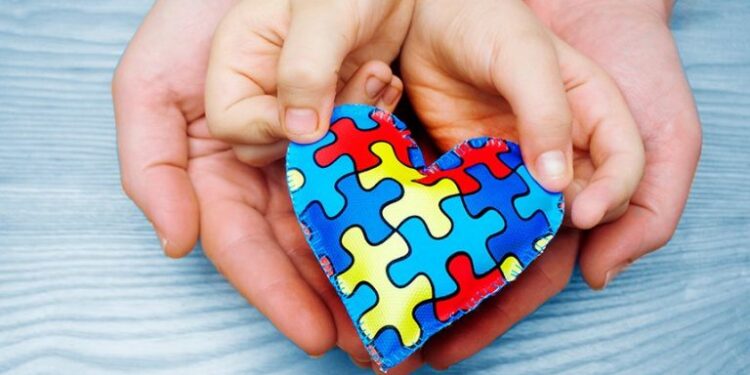 Câmara aprova atendimento prioritário para mães e pais atípicos no SUS