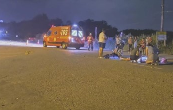 Dois motociclistas ficam gravemente feridos após acidente em São João do Itaperiú