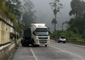Óleo na pista provoca acidentes na BR-280 em Corupá