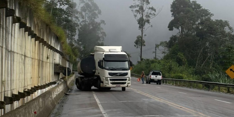 Óleo na pista provoca acidentes na BR-280 em Corupá