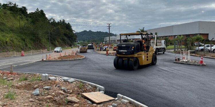 Rotatória na BR-280, em Jaraguá do Sul, está com 60% do serviço executado