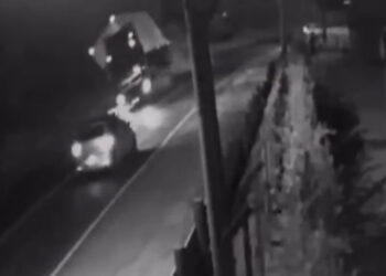 [Vídeo] Carreta tomba na SC-108, próximo à ponte do Zimdars, em Guaramirim