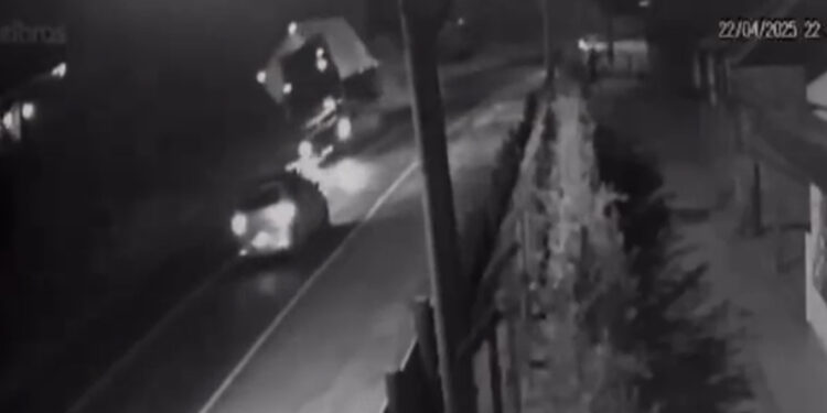 [Vídeo] Carreta tomba na SC-108, próximo à ponte do Zimdars, em Guaramirim