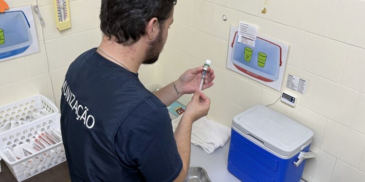 Central de Vacinas e 28 UBSs estarão abertas para atendimento neste sábado em Jaraguá