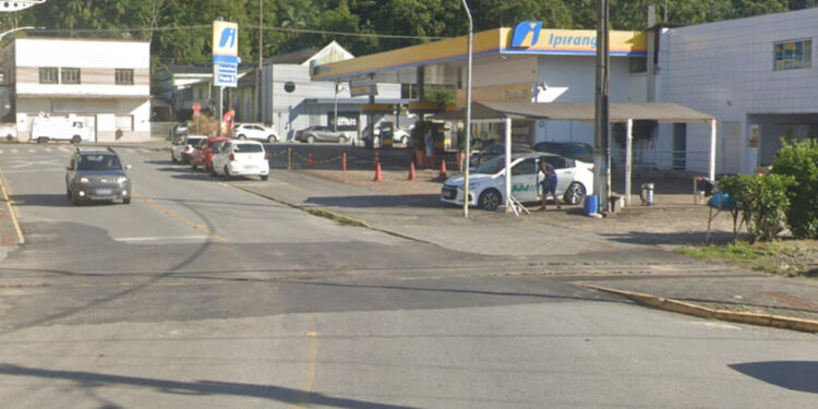 Passagem de nível é interditada para manutenção da linha férrea em Guaramirim