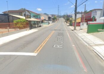 Conserto de adutora e do asfalto afeta trânsito de rua em Jaraguá do Sul