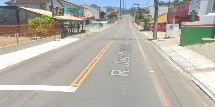Conserto de adutora e do asfalto afeta trânsito de rua em Jaraguá do Sul