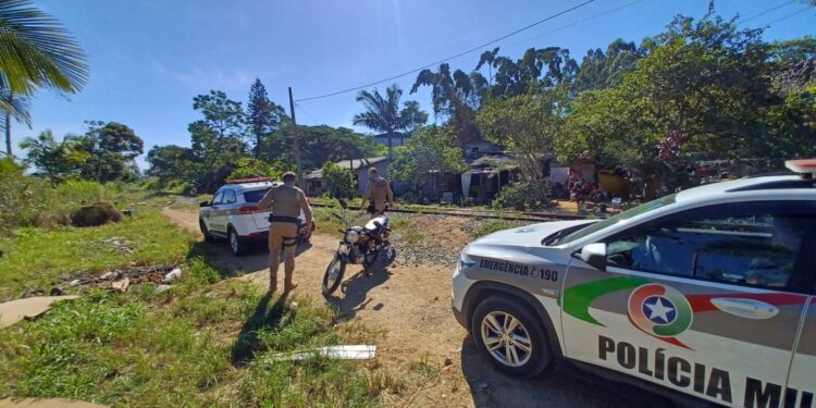 Dois homens são presos e moto furtada é recuperada em Guaramirim