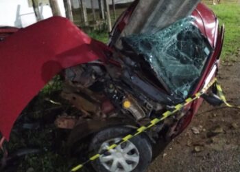 Carro fica totalmente destruído após bater em poste em Schroeder