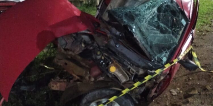 Carro fica totalmente destruído após bater em poste em Schroeder