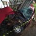 Carro fica totalmente destruído após bater em poste em Schroeder