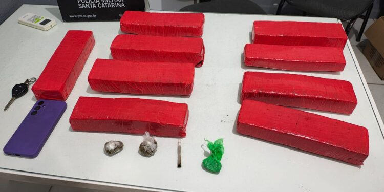 Casal é preso com mais de 6kg de maconha em Schroeder