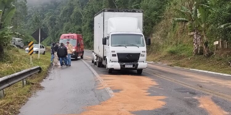 Caminhão trava e causa acidente na Serra de Corupá