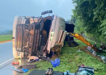 Motorista é encaminhado ao hospital após caminhão tombar na SC-108 em Guaramirim