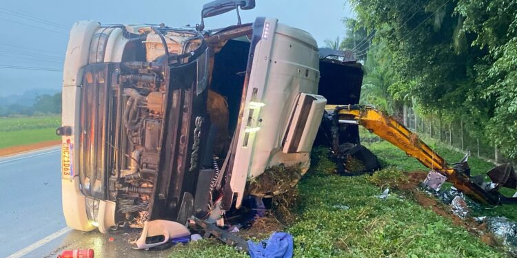 Motorista é encaminhado ao hospital após caminhão tombar na SC-108 em Guaramirim