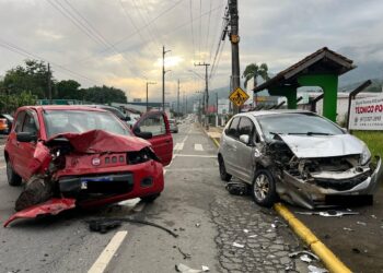 [Vídeo] Motorista desvia de caminhão e bate de frente contra carro em Jaraguá do Sul