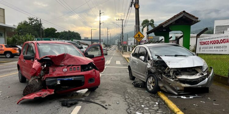 [Vídeo] Motorista desvia de caminhão e bate de frente contra carro em Jaraguá do Sul