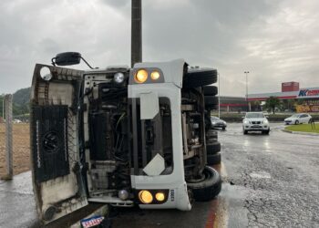 [Vídeo] Motorista perde controle e carreta tomba em Jaraguá do Sul