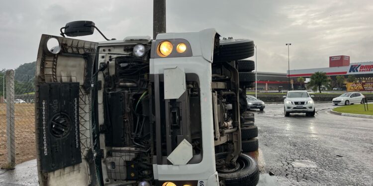 [Vídeo] Motorista perde controle e carreta tomba em Jaraguá do Sul