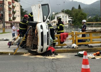 [Vídeo] URGENTE: Veículos colidem e um tomba na região central de Jaraguá do Sul