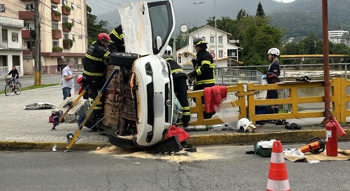 [Vídeo] URGENTE: Veículos colidem e um tomba na região central de Jaraguá do Sul