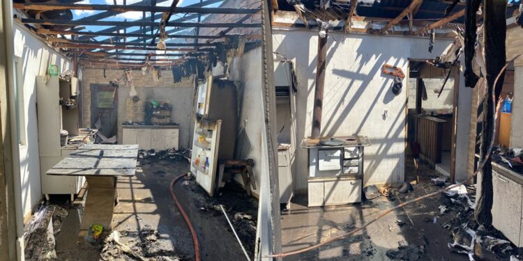 Casa é destruída por incêndio em Guaramirim