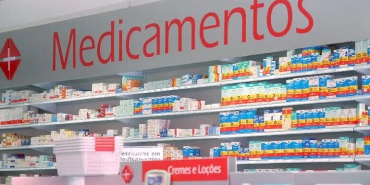 Juiz suspende norma que autoriza farmacêuticos a prescreverem remédios