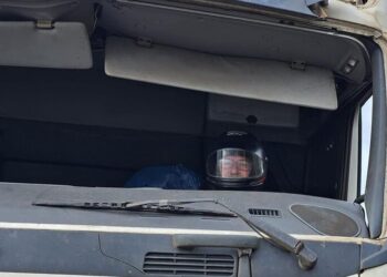 Caminhoneiro é flagrado usando capacete em carreta sem para-brisa em SC