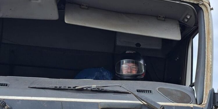 Caminhoneiro é flagrado usando capacete em carreta sem para-brisa em SC