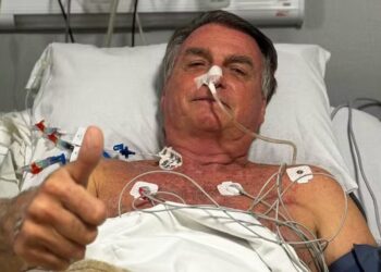Após Michelle dizer que Bolsonaro já está no quarto, médico afirma que ele segue na UTI
