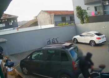 Ladrão atrapalhado não consegue furtar scooter elétrica em Joinville